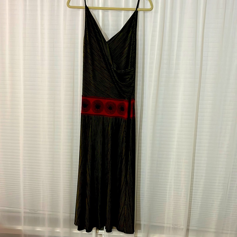 Gorgeous midi dress, very flattering, comfy, v shape neck & back layer.